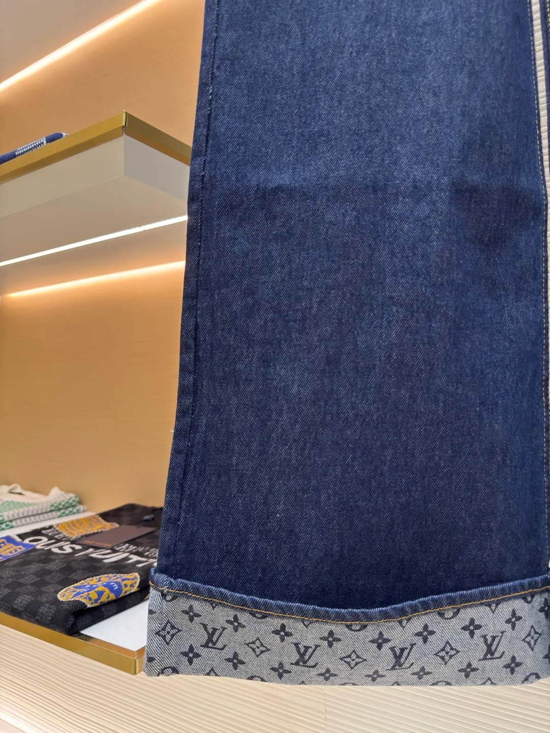 LOUIS VUITTON Dark blue logo cuffed denim trousers [Women's clothing] ●Authentic product: Purchased and developed for 12999 ●Item number: 1680064-A75 ●Material: Denim denim fabric ●Technology: Made on positioning cutting machine ●Version: Fitted version ●Weight: about 735 grams ●Size: 34-36-38 ●Description: This mini shorts is cut with seasonal deep-washed denim to create a neat straight fit. Contrasting topstitching outlines the classic structural lines, and the cuffed trousers reveal the Monogram printed lining, upgrading your daily look. The overall wiring is straight and delicate, the fabric is comfortable and soft, and the color is consistent without color difference. It can be matched with the same style to create a fashionable look and control various occasions. Customized accessories, complete with three standards, same style for men and women!